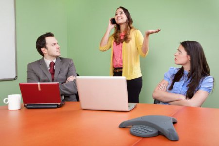 Может ли работодатель запретить личные разговоры в рабочее время